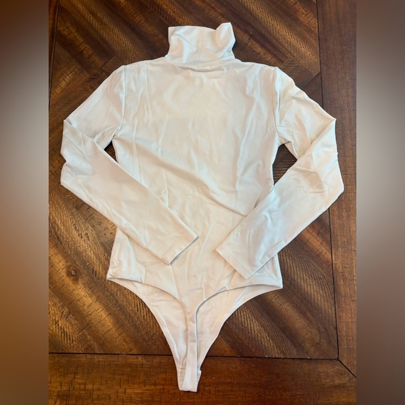 Aritzia Original White Cream Long Sleeve Contour Turtleneck Bodysuit M - Picture 8 of 9